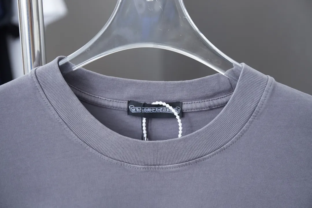 🅿️230 Chrome Hearte 25SS early spring new style, canvas Chrome Hearte hot diamond short sleeves, light luxury, a must-have item for daily commuting for men and women, correct version, welcome to compare, detailed features · 280g 100% pure cotton double yarn jersey fabric · Special thickened 32 pieces of double-strand 1X1 thread in the same vat custom dyeing · Imported Australian matte pearlescent diamond ➕ canvas patch. Ready-made garments are dyed. Then do the faded fried snowflake process, then wash it to make it look old. Common washing improves the effect · Double-needle stitching and cross-stitch process · Original main mark, washed tag, branded moisture-proof paper packaging Color: black/blue/grey Size: S/M/L/XL